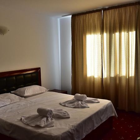 Hotel Ostrov Călimăneşti 外观 照片