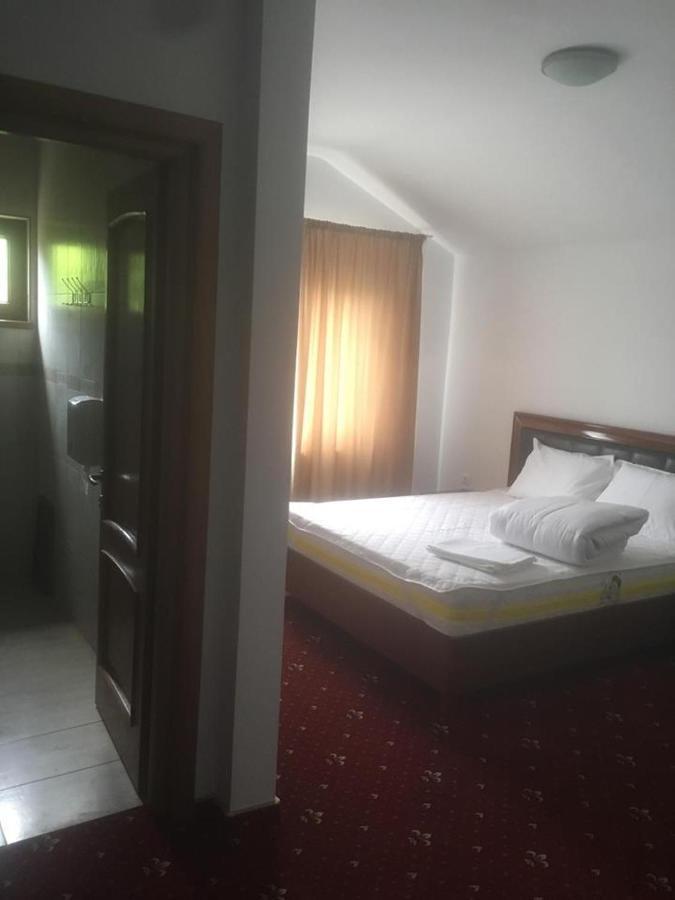 Hotel Ostrov Călimăneşti 外观 照片
