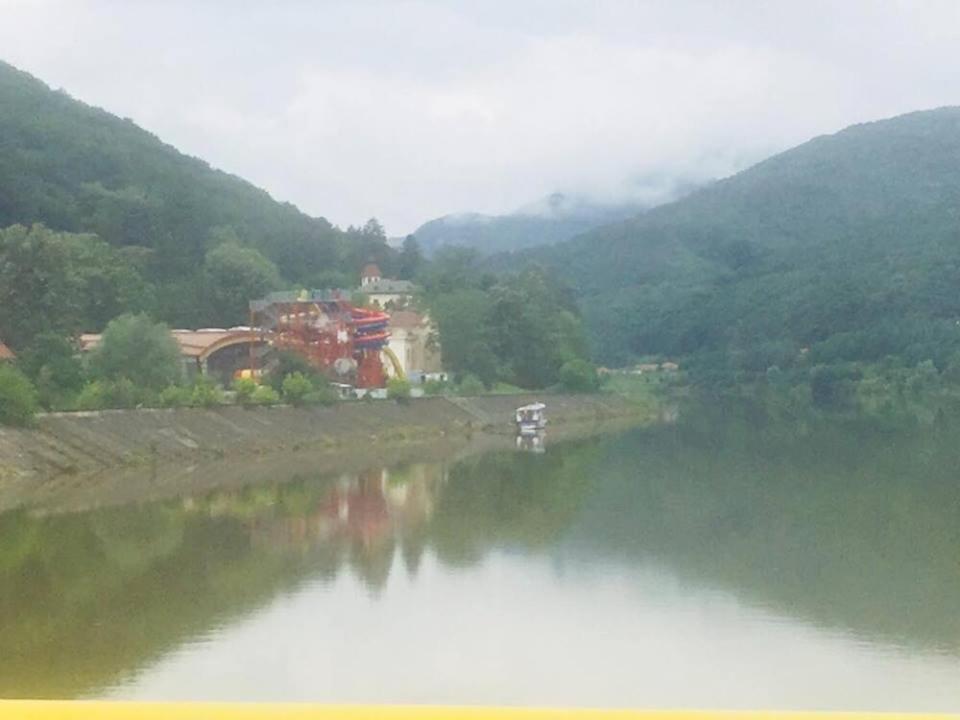 Hotel Ostrov Călimăneşti 外观 照片