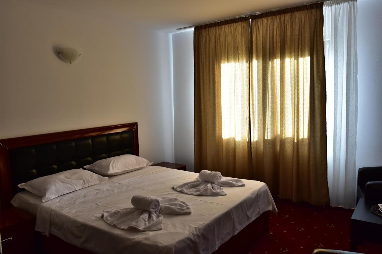 Hotel Ostrov Călimăneşti 外观 照片