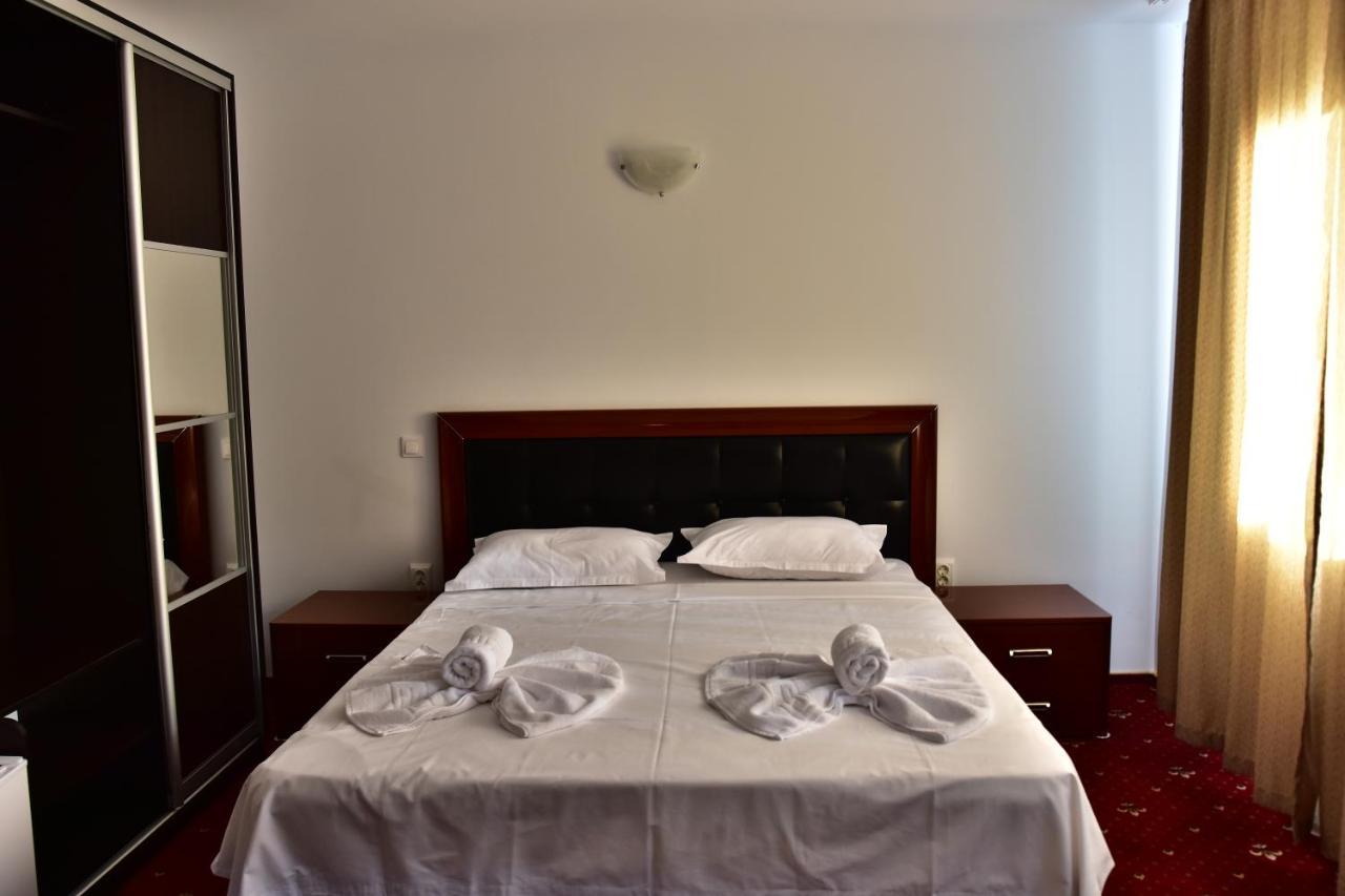 Hotel Ostrov Călimăneşti 外观 照片
