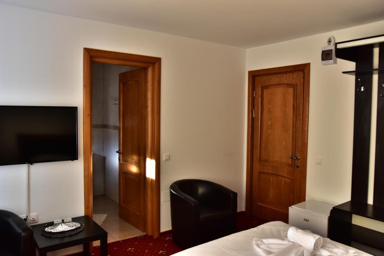Hotel Ostrov Călimăneşti 外观 照片