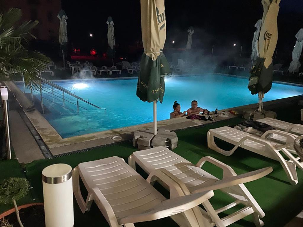 Hotel Ostrov Călimăneşti 外观 照片