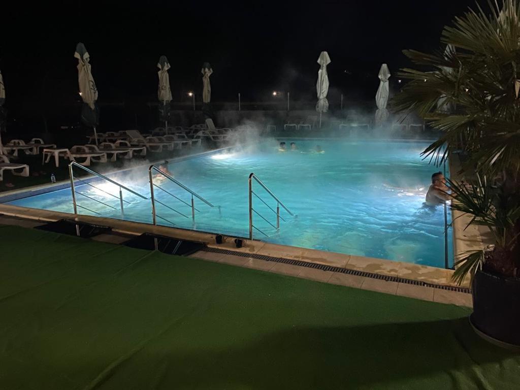 Hotel Ostrov Călimăneşti 外观 照片